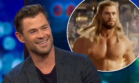 Chris Hemsworth protected modesty with a SOCK during Thor nude。